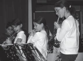 Drei Schüler wurden ausgewählt, die nun in der Bläserklasse am Drumset und an Perkussionsinstrumenten ausgebildet werden und somit den richtigen Schwung in den Bläser-Sound bringen.