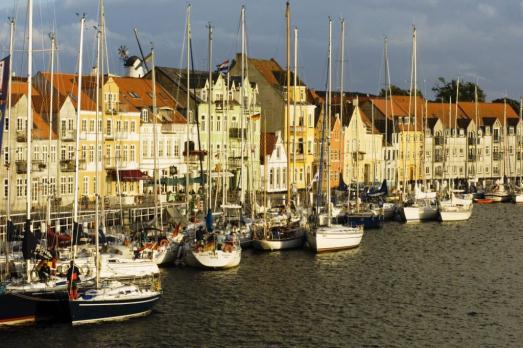 Hier haben Sie Gelegenheit, eine typische hyggelige (also gemütliche) dänische Kleinstadt ausgiebig zu erkunden, bevor wir uns am nächsten Morgen auf die Rückreise in Richtung Kiel begeben.