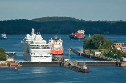 Mitte: Typische Kieler Hafenkulisse eine Skandinavienfähre liegt bereit zur Abfahrt. Rechts: Schiffe jeder Größe passieren die Schleusen des Nord-Ostsee-Kanals in Holtenau.