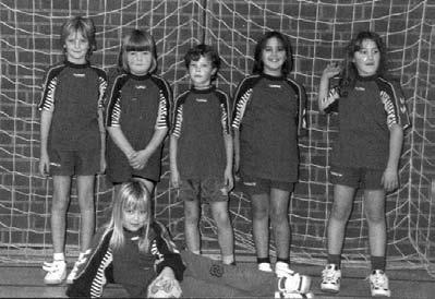 Minis weiblich Seit Oktober 1999 trainiere ich unsere Mini-Mädchenmannschaft. Es ist toll, dass alle Spielerinnen mit sehr viel Eifer dabei sind, das Handballspielen zu lernen.