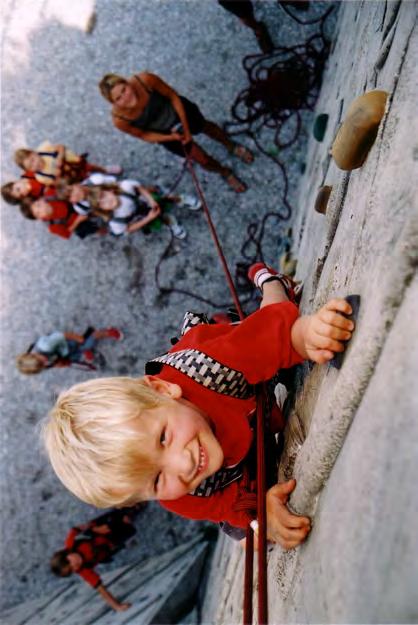 Kinder machen ihre ersten Klettererfahrungen am besten unter fundierter Anleitung an einer speziell für sie gebauten Boulderwand.