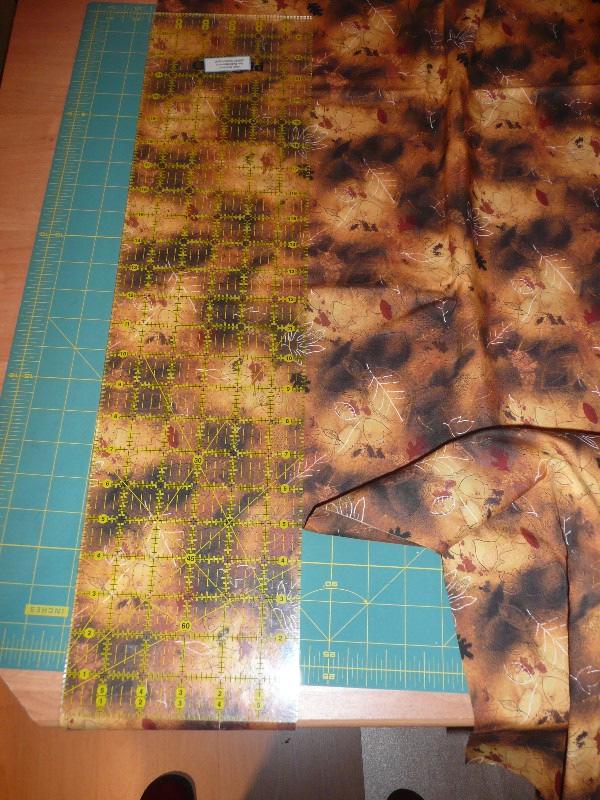 So vermeide ich, dass ich beim Annähen den Stoffe ziehe(dehne) und er dadurch Wellen bildet. Die Decke sollte ursprünglich einmal 3 Randstreifen haben, die ich mir auch zugeschnitten habe.