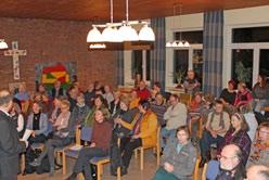 Rückblick Große Töpfe und Deutschunterricht- Helfen kann jede(r)! Am Dienstag den 3. März 2015 platzte der große Saal im Faßberger Gemeindehaus aus allen Nähten.