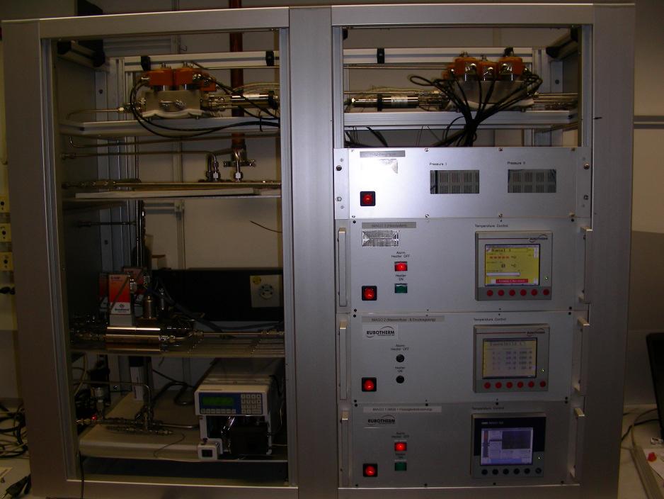 Auf der linken Seite befindet sich (von unten nach oben) die Flüssigkeitsdosierung, die Gasdosierung, der Kondensator und die Druckregelung,