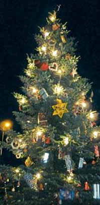 Urdenbach schmückt(e) seinen Baum Nachdem der Urdenbacher Weihnachtsbaum an der Südallee im Jahr 2014 gelinde gesagt sehr sparsam ge - schmückt war, kam bei der Brauchtumsgruppe de Kümmerlinge und