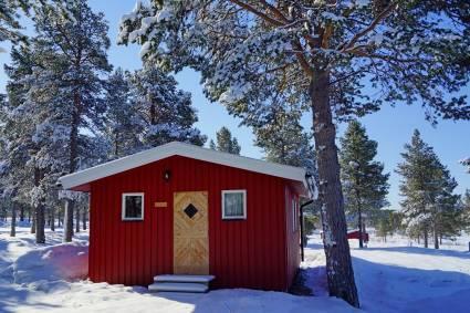 Ihre Unterkünfte: Aurora Lodge (5 Nächte) Die behagliche Lodge befindet sich einige Kilometer südlich von Karesuando (Schweden), im Grenzgebiet zu Finnland, mitten in der Natur.
