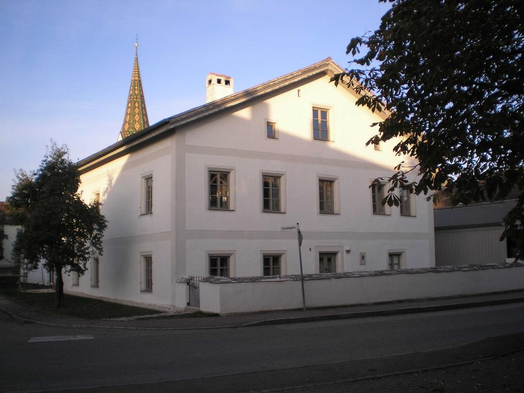 -3- AK2_6. Jurahaus Bieswang Döderlein / Pfarrhaus Bj. 1602 / DL Fam. Süppel Hauptstraße Annähernd quadratischer Grundriß. Bruchstein-Mauern; EG ~ 70 cm, OG ~ 60 cm.
