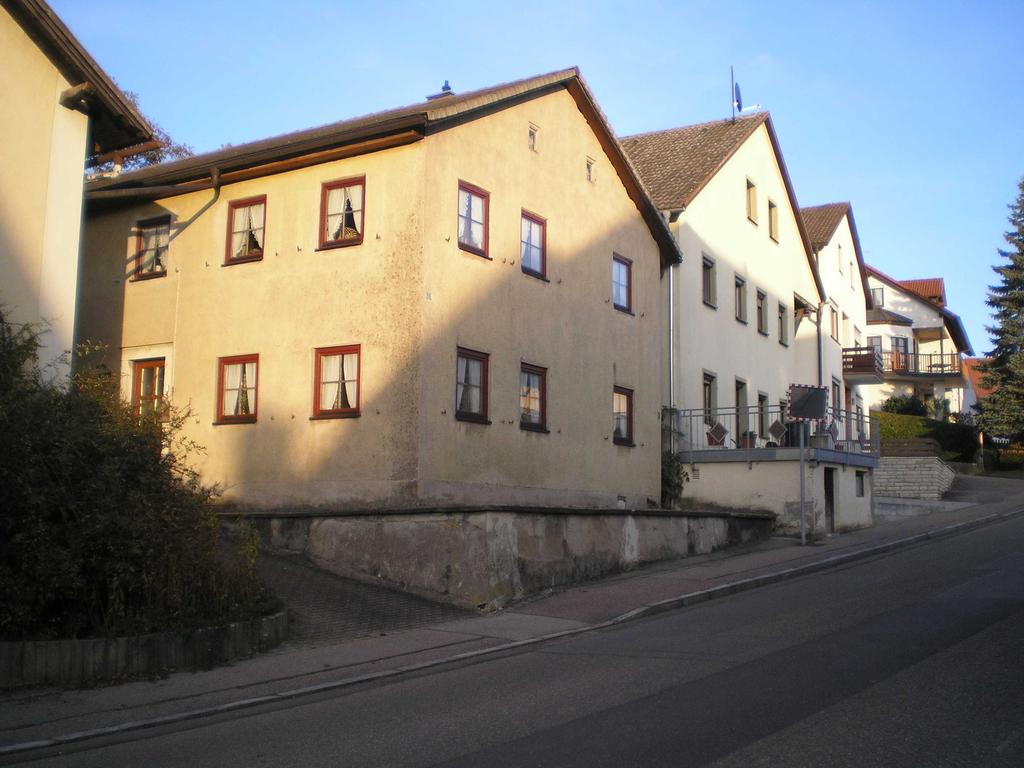-7- AK2_6. Modifiziertes Jurahaus Bieswang Schnitzlein-Haus Bj. 1811 / DL Fam. Schnitzlein Hauptstraße 2-geschoßiges Wohnhaus; mit angebautem ehemaligen Stall; steht Giebel-seitig zur Hauptstraße.