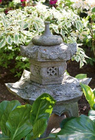 Legen Sie Ihren kleinen Garten am besten stufenförmig an. Er gewinnt so an Raum und Weite, und der Blick des Betrachters bleibt nicht an der ersten Reihe der Pflanzen hängen.