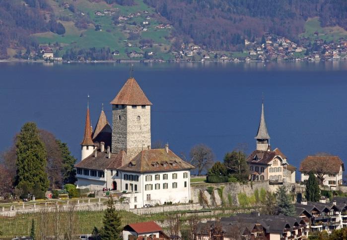 1. Lage 1.1. Makrolage (Ortschaft, Umgebung) Spiez ist eine politische Gemeinde im Verwaltungskreis Frutigen-Niedersimmental des Kantons Bern.