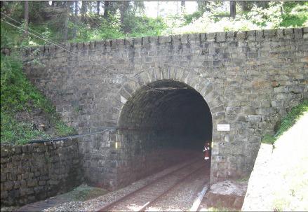 Projekt 4: Cavadürlitunnel, Instandsetzung Der Cavadürlitunnel weist beim Übergang Festgestein/Lockermaterial im Portalbereich Seite Davos in einem 22 m langen Tunnelabschnitt schwere Schäden auf.