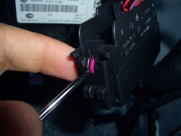 Den Fixierstift mit einem Schraubenzieher etwas reinschieben, damit das neue Kabel mit dem Stecker eingesteckt werden kann.