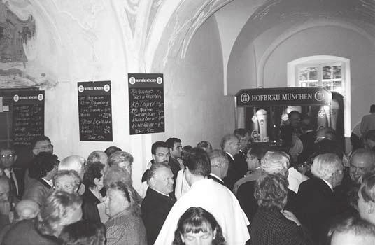Kloster Aus dem Kloster Warten auf den Fassanstich zum ersten Klosterfest: 2000 Gäste feiern im Erdgeschoss.