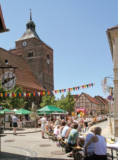 Hansestädte Hanseatic cities of the Altmark Geschichte und ihrem bronzenen Abbild vor dem Rathaus kommt heute kaum einer der zahlreichen Besucher Tangermündes vorbei.
