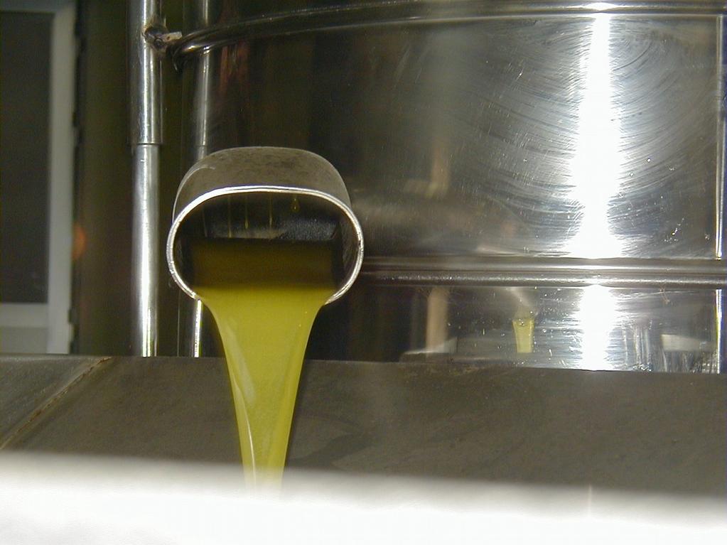 Lagerung von Olivenöl Beim Hersteller: - in Edelstahltanks - bei gleichbleibenden Temperaturen von unter 15 C.
