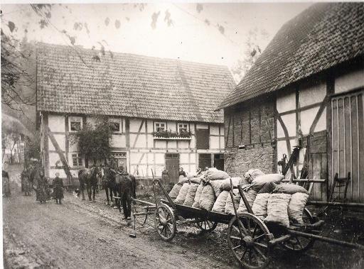 1913 Kartoffelernte am Hof