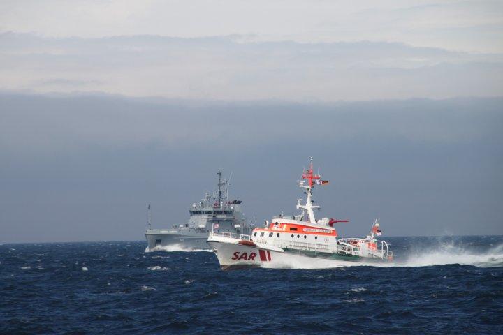 Seenotleitung BREMEN (zivil) SAR-Jahresbericht 2014 In den Seegebieten vor der deutschen Nord- und Ostseeküste stehen ständig Seenotkreuzer / Seenotrettungsboote der DGzRS für den Einsatz bei