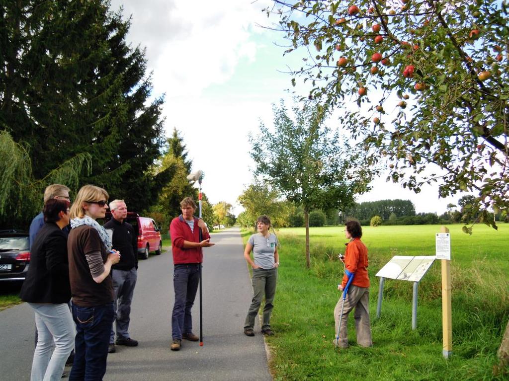 Abbildung 3: Gäste bei der Erfassung der Obstbäume an der Hausstrecke Darchau - Popelau Die rund 1.500 Meter lange Strecke Gülstorf beginnt am Deich in Gülstorf und geht bis zur K 54.