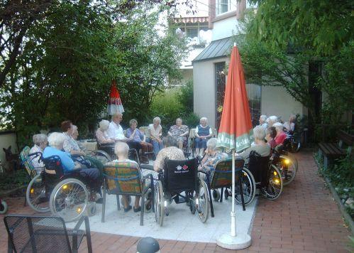 Therapie und Seelsorge Einen alten Baum verpflanzt man nicht.