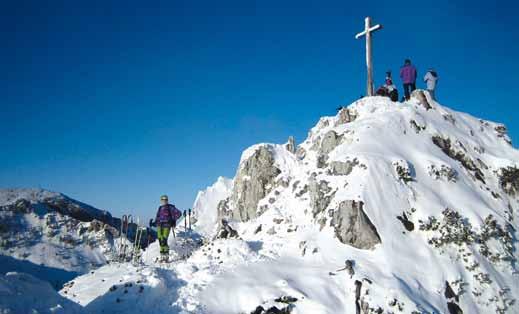 Dann strömen Tourengeher über eine freigegebene Piste die rund fünfhundert Höhen meter hinauf zum Garmischer Hausberg.