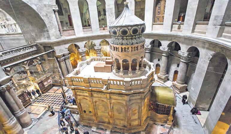 Mit einer ökumenischen Feier in der Jerusalemer Grabeskirche sind offiziell die Restaurierungsarbeiten an der Grabkapelle, der sogenannten Ädikula, beendet worden.