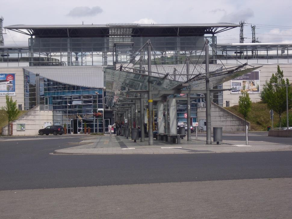 Busbahnhof mit angrenzendem ICE - Bahnhof Fahrpläne, in Höhe eines Rollstuhlfahrers zu lesen Ich betrachte erst einmal die Umgebung.