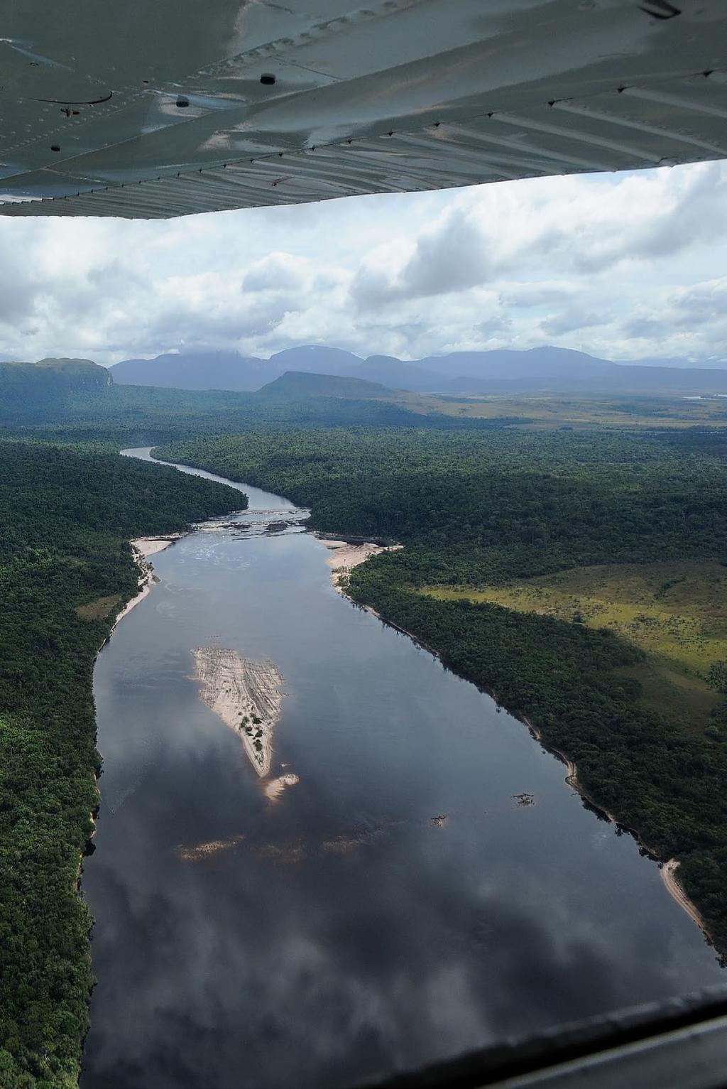 Im Kleinflugzeug über die Gran Sabana, Venezuela: Die Tragfläche dient als Vordergrund, der Fluss