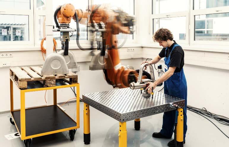 Fraunhofer-Plattform: Future Work Lab Innovationslabor für Arbeit, Mensch und Technik MRK-Beispiel: Großroboter-Kollaboration Roboter unterstützt Mitarbeiter in der Handhabung und Positionierung von