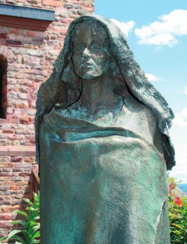 Tourenbericht: Sonntagswanderungen - Hildegard von Bingen Hildegard-Statue, Eibingen über den Rhein zur neuen Klostergemeinschaft. Einige Jahrzehnte nach ihrem Tod beginnt der Niedergang des Klosters.