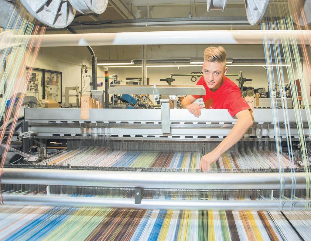 Denn bei Getzner Textil sind die Lehrlinge hautnah dabei, wenn die Stoffe für die neuesten Kollektionen des italienischen Top-Designers produziert werden.