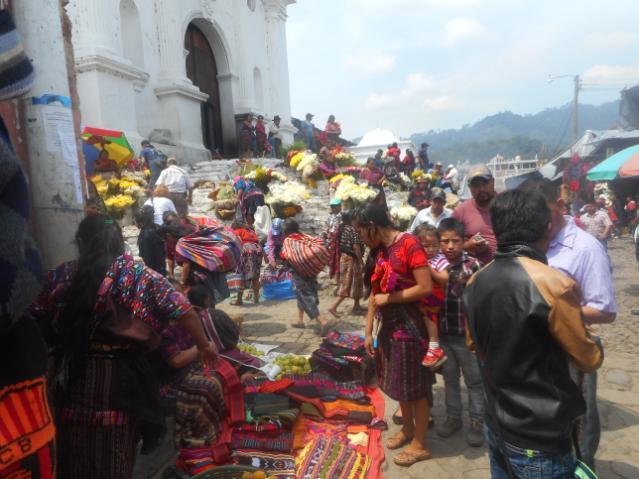 Die Fahrt führt uns ins sogenannte Hochland (2500 m) von Guatemala, wo wir den bekanntesten und farbenprächtigsten Indianermarkt