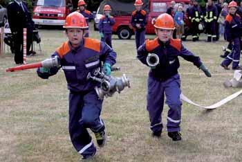 3-Live auf dem Telschower Sportplatz Und wieder ein gelungenes Pfingstfest des Feuerwehrvereins Telschow-Weitgendorf. Es begann schon am 26. Mai nachmittags mit Kaffee, Kuchen und Schwein am Spieß.