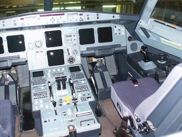 Ausrüstung Die Betriebsausrüstung eines Flugzeuges umfasst alle bordseitigen Komponenten, die nicht zu Flugwerk und Triebwerk gehören und die zur sicheren Durchführung eines Fluges erforderlich sind.