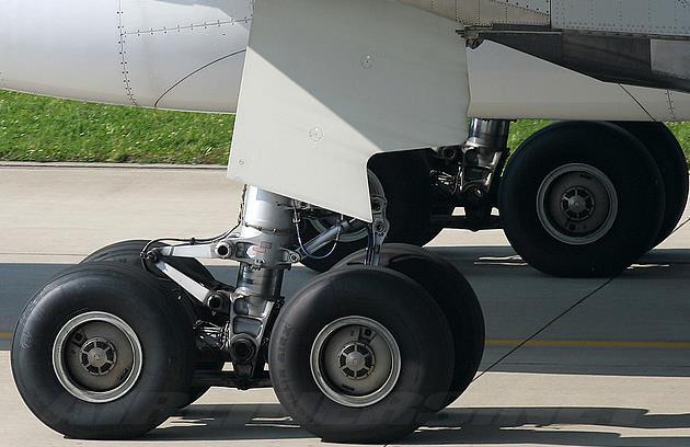 C) Das Fahrwerk / die Räder Das Fahrwerk ermöglicht einem Flugzeug, sich am Boden zu bewegen, die