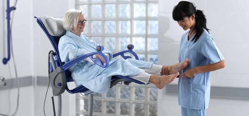 Pflegekraft. HÖHENVERSTELLUNG Pflegekräfte können immer in einer korrekten Arbeitshöhe arbeiten, wobei die Sitzhöhe mit der Handbedienung eingestellt wird.