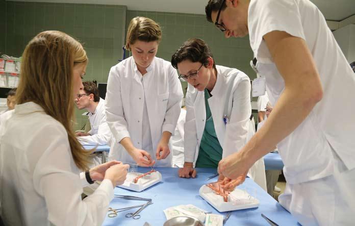 Aus den Häusern Junge Mediziner trainieren OP-Techniken Klinik für Allgemein-, Viszeral- und Gefäßchirurgie am Ortenau Klinikum in Offenburg veranstaltete OP-Kurs Um junge Ärzte und Medizinstudenten