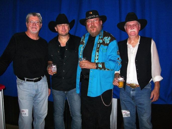 Outlaws, und reiste mit seiner Band von Texas nach Grindelwald.