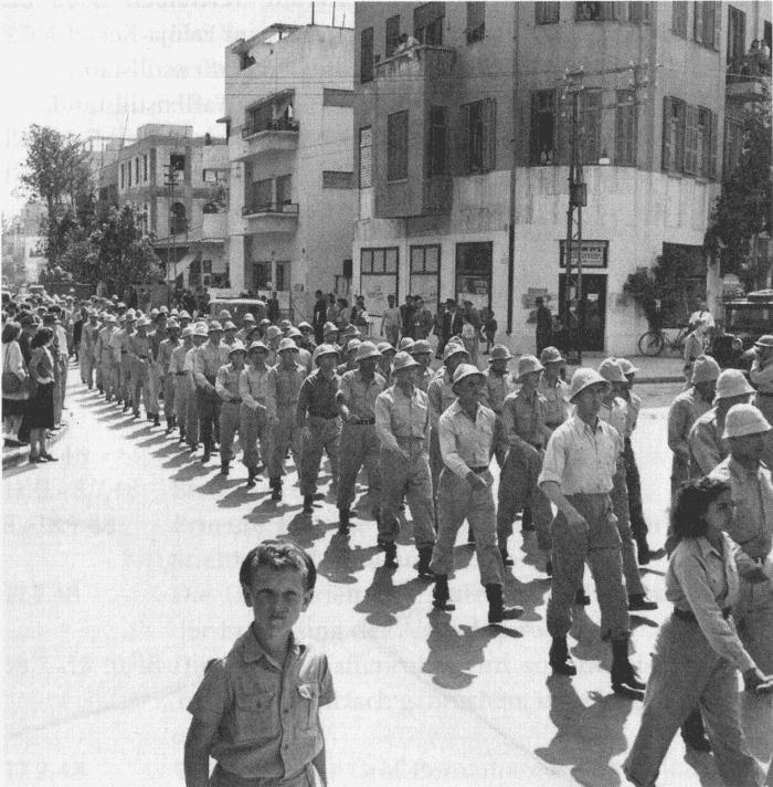 Historisches Bildmaterial Irgun-Truppen marschieren am 14.