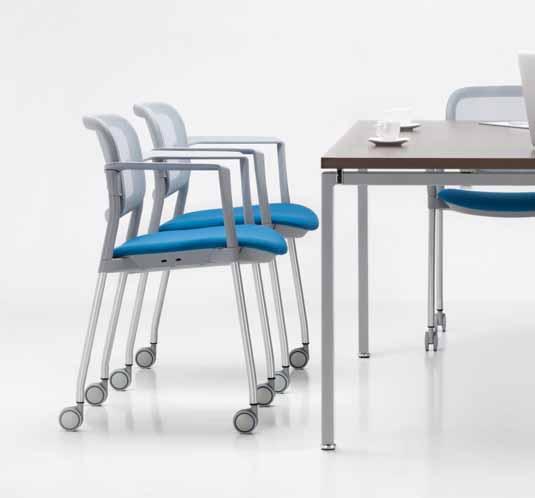 Abgebildete Stuhlkonfiguration: STEP 32 GR FL GR RL GR ARM, Bezugsstoff: OX-007 FUNKTIONEN & EIGENSCHAFTEN Multifunktionale Konferenzstühle Sitz- und Rückenfläche aus Kunststoff ( 33 Version) Sitz
