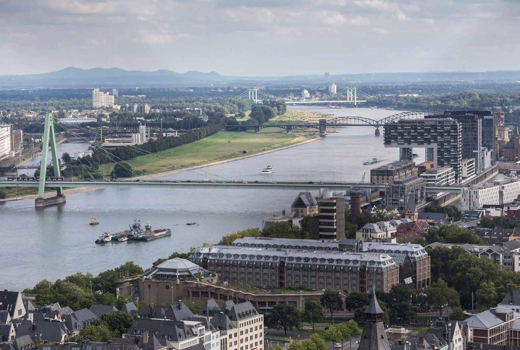 2 Hochwasserschutz in Köln Köln liegt am Rhein, einem der größten Flüsse Europas. Das ist ein Vorteil: Mit Schiffen kommen Waren und Menschen von weit her nach Köln und zwar seit über 2000 Jahren.