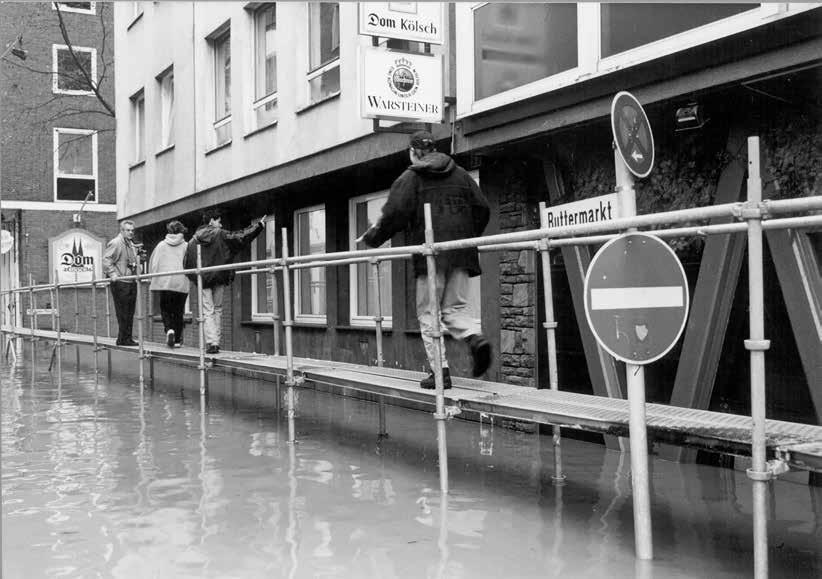 Als Anfang Januar das Hochwasser kommt, wird es durch die Trümmer noch zusätzlich aufgestaut und steigt auf über 10 Meter. 1965/1966 3 Jahre zuvor ist eine neue Schutzmauer fertig geworden.