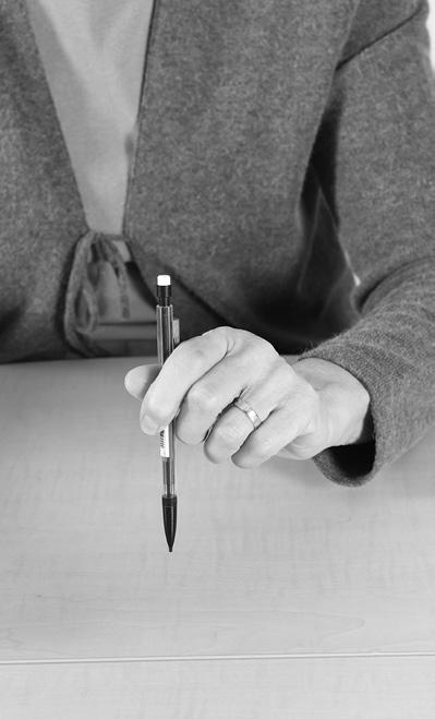 Bleistift Drehen Sie benötigen: Bleistift oder Stift Nehmen Sie den Stift in Ihre