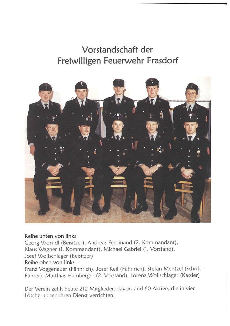 Vorstandschaft der Freiwilligen Feuerwehr Frasdorf Reihe unten von links Georg Wörndl (Beisitzer). Andreas Ferdinand (2. Kommandant). Klaus Wagner (1. Kommandant). Michael Gabriel (1. Vorstand).