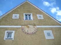 1990 entstanden ist. Diese Uhr ist relativ schlicht und sachlich und passt daher gut zur Fassade des Gebäudes.