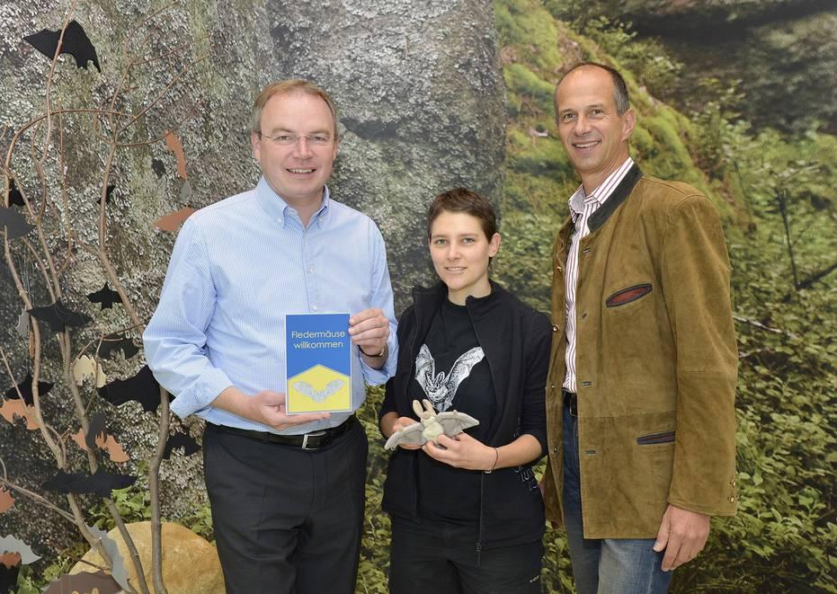42 Abb. 23 Auszeichnung der Plakette Fledermäuse willkommen durch LR Dr. Pernkopf (li) an den Obmann des Hermannshöhlen Forschungs und Erhaltungsvereins L. Mrkos (re).