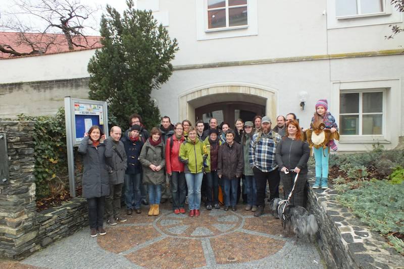 46 Abb. 26 Die TeilnehmerInnen des FledermausBestimmungskurses vor dem Veranstaltungsort, Piaristengymnasium, in Krems an der Donau. Foto: K.