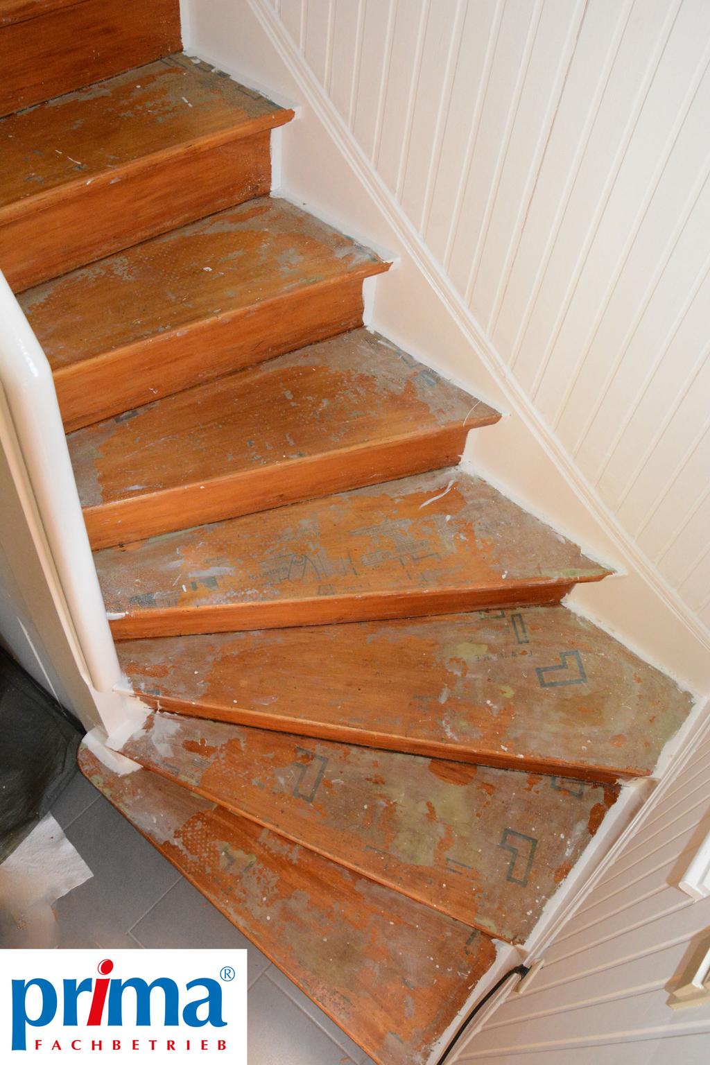 1. Vorarbeiten alten Treppenbelag (z.b. Teppich) und eventuelle Klebereste entfernen Treppengeländer und -wangen neu streichen 1a.