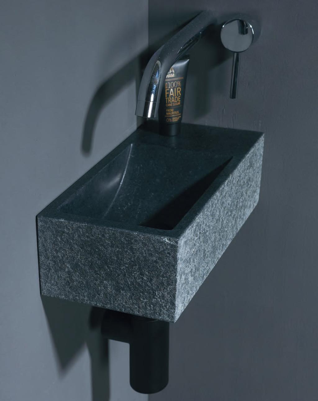Een kleine toiletfontein gemaakt uit één stuk natuursteen. Dit model is verkrijgbaar in meerdere soorten natuursteen en het kraangat kan uitgevoerd worden aan de linker- of rechterkant.