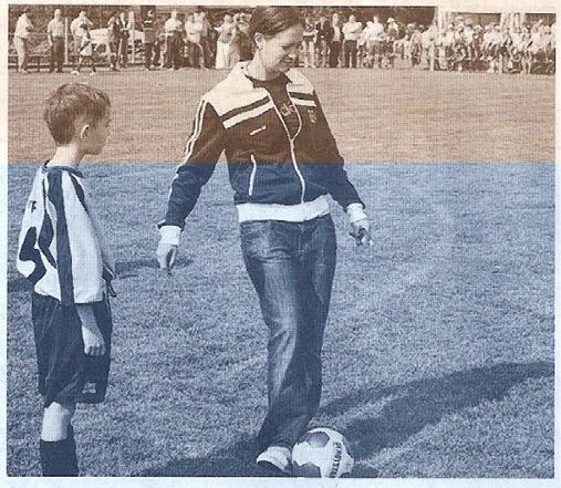 - 5 - Fußball-Weltmeisterin und WM-Botschafterin Renate Lingor führte den ersten Anstoß aus Diese Cheerleader hatten vor allem ein großes Fan-Herz für die Grundschule Untereßfeld BASTHEIM (rebi) Sie