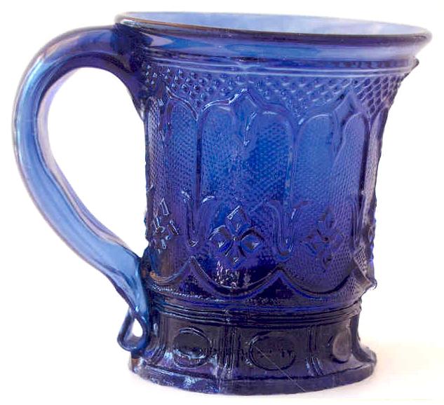 Abb. 2005-2/127 Henkelbecher mit neu-gotischem Dekor, kobalt-blaues Pressglas, H 9,2-9,6 cm, D 8,2 / 7,6 cm,